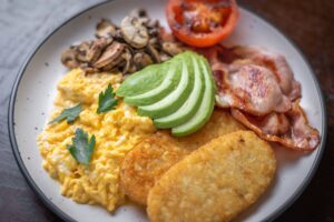 Mediterranean Eggs with Spinach Low-Carb Recipe CarbWise low-carb healthy food