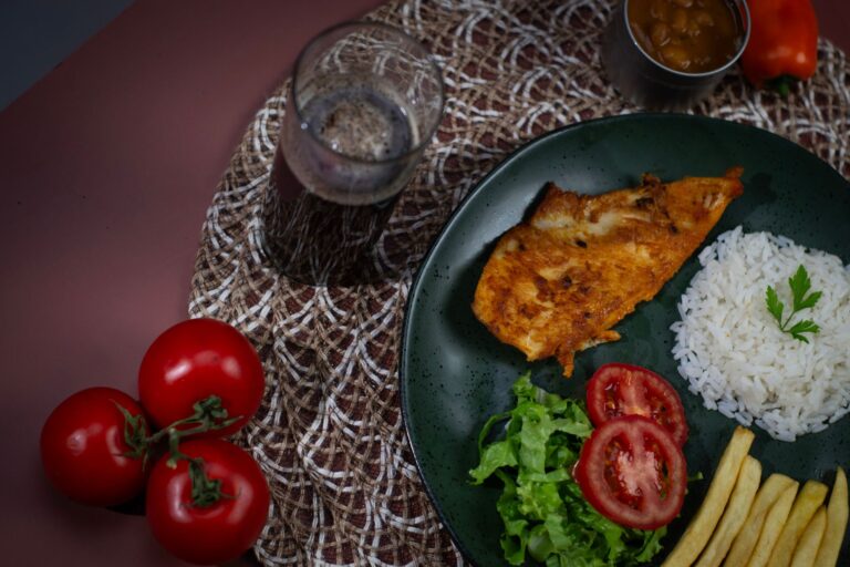Creamy Spinach Chicken with Mixed Salad Leaves Low-Carb Recipe CarbWise low-carb healthy food