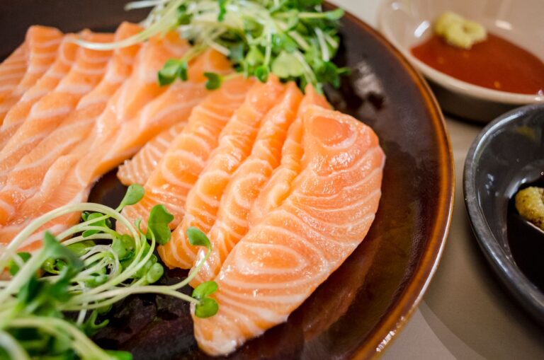 Quick Salad Seafood & Fish with Kale Low-Carb Recipe CarbWise low-carb healthy food