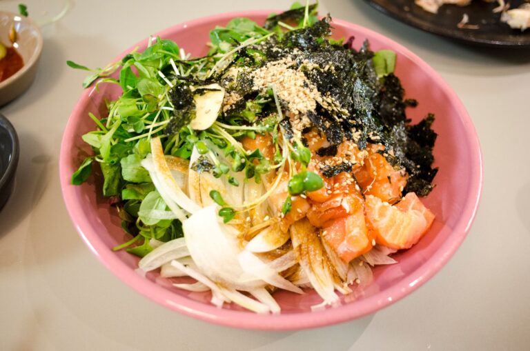 Creamy Spinach Seafood & Fish with Mixed Salad Leaves Low-Carb Recipe CarbWise low-carb healthy food